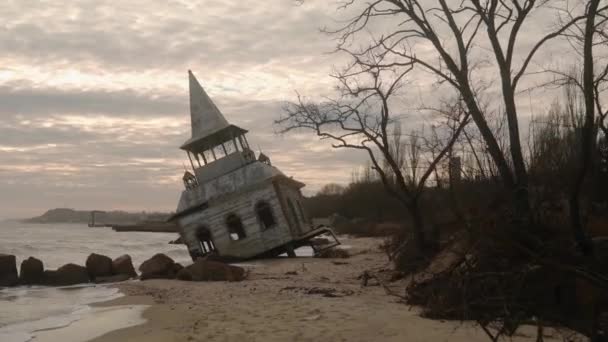 홍수로 침수된 가옥이나 예배당 안선에서 파도에 의하여 드림씨의 장면이요 흔들리는 — 비디오