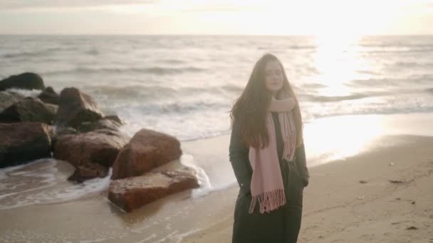 Hübsches Mädchen Mit Geschlossenen Augen Träumend Ufer Des Meeres Frau — Stockvideo
