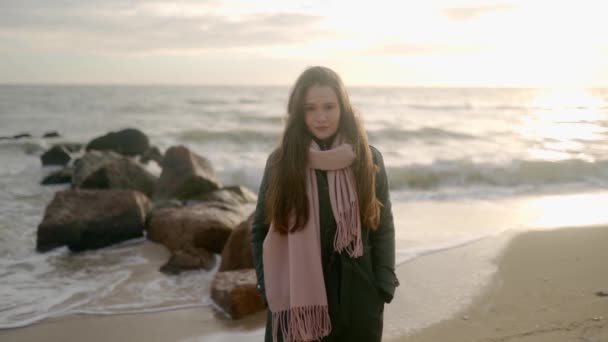 Ganska Gåtfull Blandad Etnisk Flicka Som Tittar Kameran Stående Stranden — Stockvideo