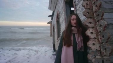 Oldukça karışık etnik bir kadın ayakta, eski su basmış ahşap eve yaslanıyor, deniz dalgalarıyla yıkanan şapel, fırtınalı bir günde kumsalda suya batıyor. Kız gözlerini kapatır ve rüya görür. Rüya gibi sinematik çekim..