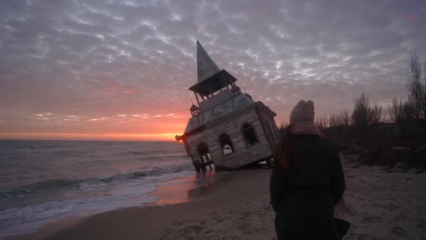 Žena Kráčí Tajemnému Starému Zatopenému Nakloněnému Dřevěnému Domu Kapli Omývanou — Stock video