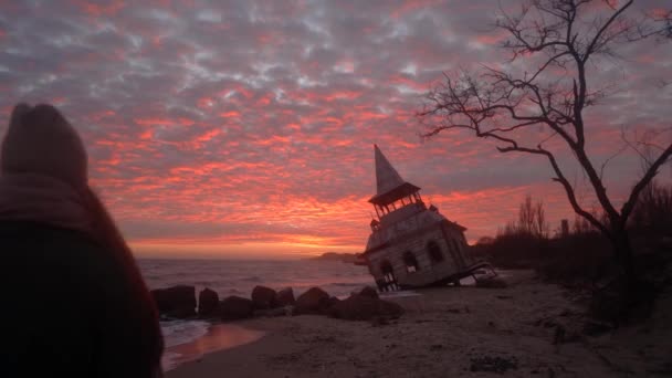 여성이서 바라보고 교회는 파도에 해변에서 빠지고 있습니다 소녀들은 일몰에 버려진 — 비디오