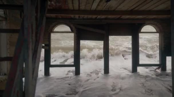 Старый Деревянный Выветрившийся Затопленный Наклонный Дом Интерьера Омывается Морскими Волнами — стоковое видео