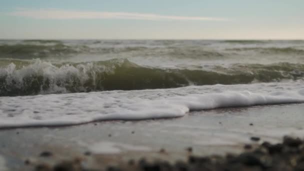 바닷물 거품으로 모래사장을 서서히 폭풍우가 안선을 카메라가 날에는 천천히 입니다 — 비디오