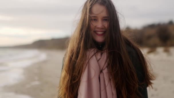 Šťastná Smíšená Etnická Dívka Usmívá Dívá Kameru Mořském Pobřeží Portrét — Stock video