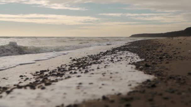 Αργή Κίνηση Των Κυμάτων Της Θάλασσας Πλύσιμο Βόρεια Αμμώδη Παραλία — Αρχείο Βίντεο