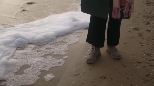 Mujer Pie Botas Largo Espuma Mar Soplado Por Viento Playa — Vídeo de stock