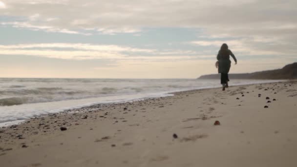Šťastné Smíšené Etnické Ženy Utíkají Písečné Pláži Pozadí Bokeh Hravé — Stock video