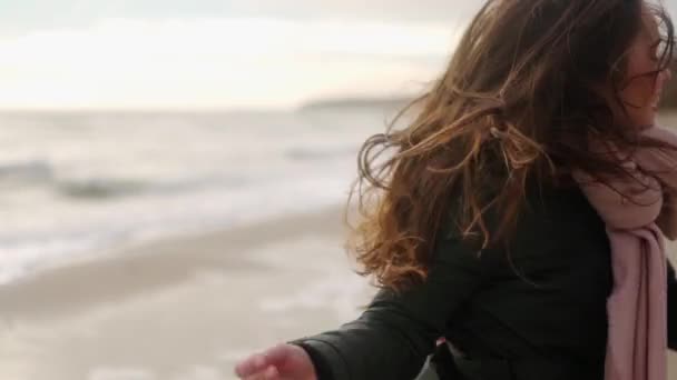 Feliz Mulher Étnica Muito Mista Fugindo Praia Areia Brincalhão Sorrindo — Vídeo de Stock