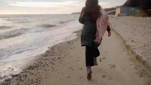 모래사장에서 가출하는 여성이야 바람에 아시아 여성의 벌리고 해변에서 사진을 찍었습니다 — 비디오
