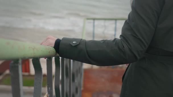 Kobieta Schodzi Schodach Trzyma Metalowe Balustrady Ręką Idącą Nad Morze — Wideo stockowe
