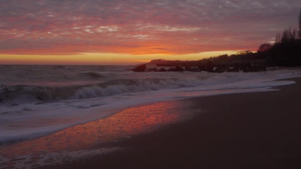 Дивовижний Мрійливий Захід Сонця Узбережжі Океану Промитий Хвилями Рожеве Блакитне — стокове відео