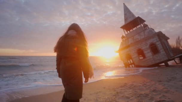 여성은 주택을 있으며 해변의 파도에 씻겨진 채플을 전형적 은해가 버려진 — 비디오