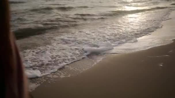 Вид Збоку Жіночі Ноги Чоботях Йдуть Уздовж Піни Морських Хвиль — стокове відео