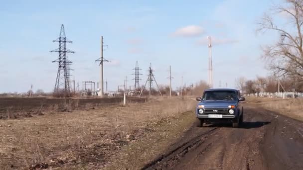 Teherautó Száguld Eke Mezőn Terepjárók Felszántott Réten Haladnak Kék Autó — Stock videók