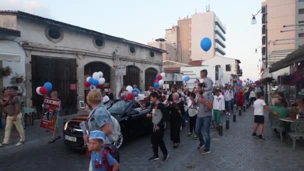 2019 キプロス ラルナカ 勝利の日に不死の連隊 第二次世界大戦の参加者を記念して旗や肖像画で行進する人々の群衆 5月9日の旗を持つ人々 — ストック動画