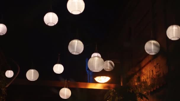 Warm White Glowing Lamps Swinging Street Head Motion Movement White — Stok video