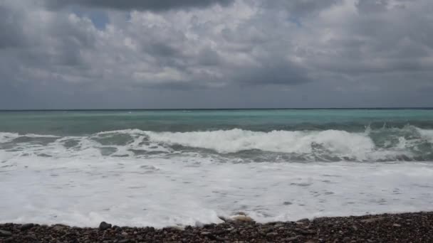 Великолепный Вид Морские Волны Всплеск Прорваться Скалистую Береговую Линию Океанские — стоковое видео