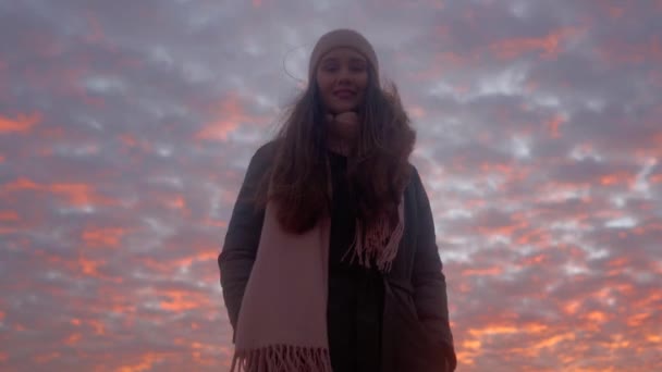Загадкова Жінка Дивиться Камеру Повертає Лишає Яскравий Захід Сонця Похмурому — стокове відео