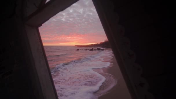 Pohled Zatopené Nakloněný Dřevěný Dům Pokoj Okno Omývá Mořské Vlny — Stock video