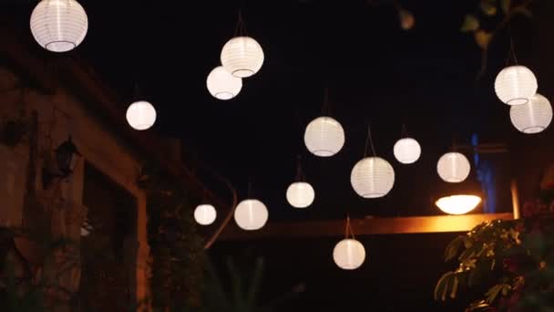 Теплые Белые Круглые Светящиеся Лампы Раскачивающиеся Улице Над Головой Движение — стоковое видео