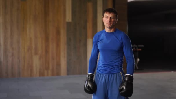 Portrait Sportsman Boxer Gloves Facing Camera Looking Aggressively Adult Boxer — Wideo stockowe