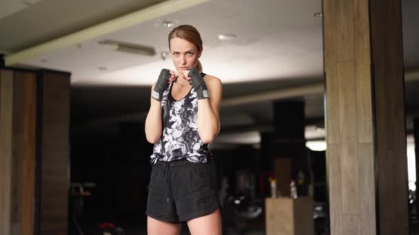 Potret Olahragawan Wanita Menghadapi Kamera Tampak Agresif Wanita Muda Olahraga — Stok Video
