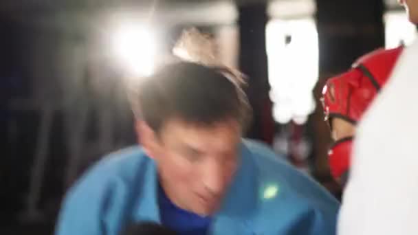Двоє Чоловіків Кімоно Рукавички Практикують Удари Удари Чоловічі Бійці Одягнені — стокове відео