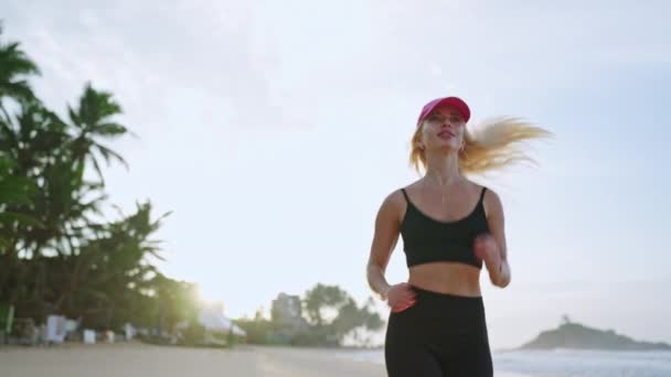 Jeune Femme Blonde Jogging Par Mer Lever Soleil Femme Blanche — Video