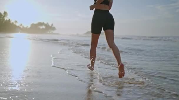 Nogi Stopy Młodej Kobiety Biegającej Nad Morzem Wschodzie Słońca Biała — Wideo stockowe