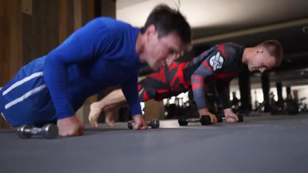 Athletic Men Gym Doing Series Active Pushups Side Shot Fit — ストック動画