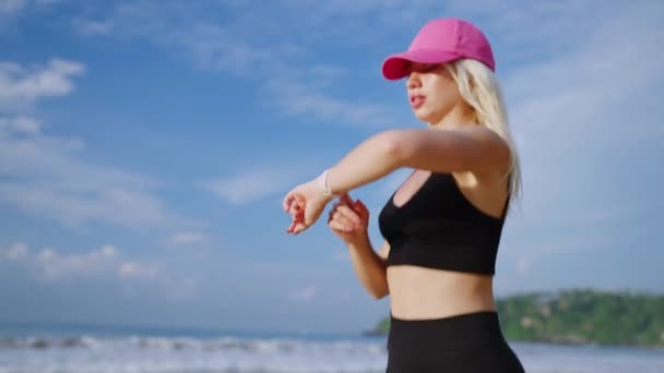 Ung Blond Kvinna Joggar Till Sjöss Vid Soluppgången Tittar Fitness — Stockvideo