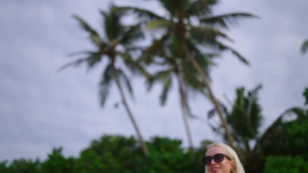 Young Blond Woman Surfer Bikini Carrying Surfboard Walks Ocean Stops — ストック動画