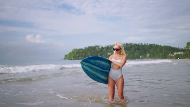 Young Blonde Woman Surfer Bikini Holding Surfboard Standing Ocean Looking — Stockvideo