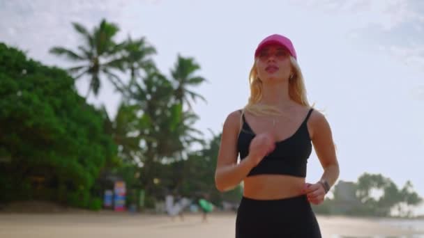 Jeune Femme Blonde Jogging Par Mer Lever Soleil Regarde Montre — Video