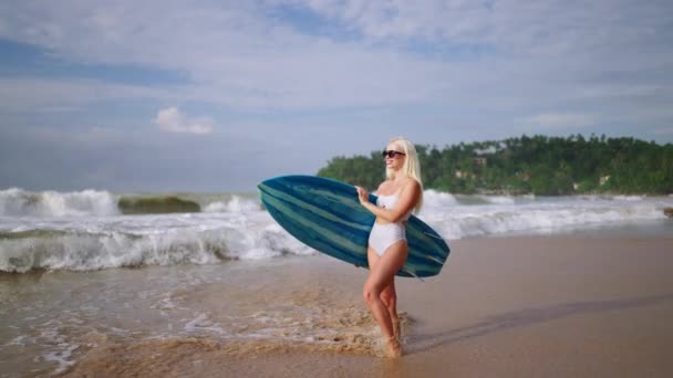 Young Blonde Woman Surfer Bikini Holding Surfboard Standing Ocean Looking — Stock videók