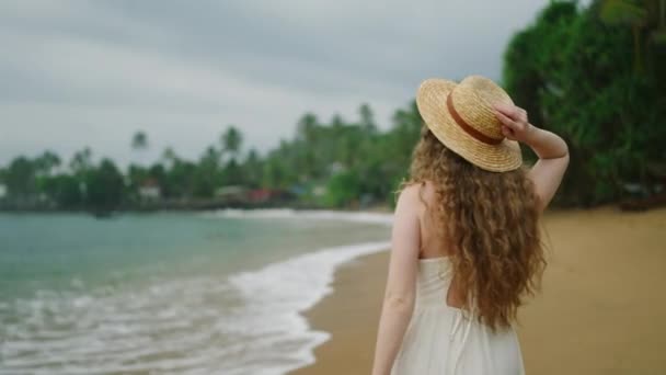 Mujer Joven Caucásica Vestido Blanco Con Pelo Largo Rizado Con — Vídeos de Stock