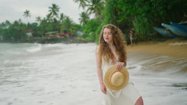 Young Happy Caucasian Woman Long Curly Hair Stands Tide Sea — Stockvideo