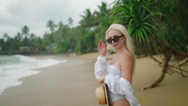 Blonde Caucasian Girl Sunglasses Straw Hat Sea Looking Camera Smiling — ストック動画