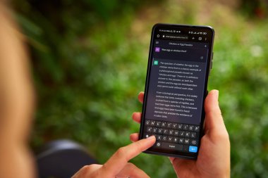 5 Şubat 2023, Mirissa, Sri Lanka. Telefonda OpenAI Chat GPT kullanılıyor. Bir kadın yapay zekayla sohbet ediyor. Sinir ağı dili Mirissa 'yı çevrimiçi olarak test ediyor. GPT yakın çekim yoluyla yapay zeka ile insan görüşmeleri