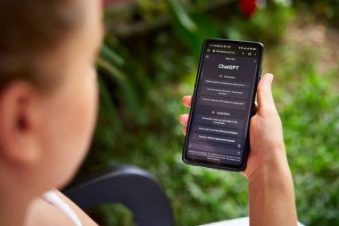 5 Şubat 2023, Mirissa, Sri Lanka. Telefonda OpenAI Chat GPT kullanılıyor. Bir kadın yapay zekayla sohbet ediyor. Sinir ağı dili Mirissa 'yı çevrimiçi olarak test ediyor. GPT yakın çekim yoluyla yapay zeka ile insan görüşmeleri
