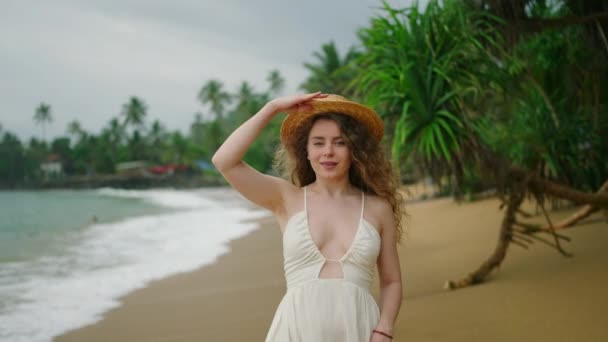 Young Caucasian Woman Long Curly Hair White Dress Standing Beach — ストック動画