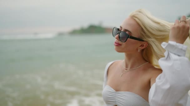 Schlanke Blonde Junge Frau Weißem Hemd Und Hellem Badeanzug Mit — Stockvideo