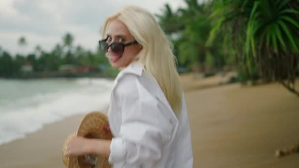 Blonde Caucasian Girl Sunglasses Straw Hat Running Sea Back View — Vídeo de Stock
