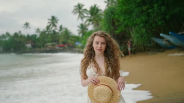 Νεαρή Χαρούμενη Καυκάσια Γυναίκα Μακριά Σγουρά Μαλλιά Στέκεται Στην Παλίρροια — Αρχείο Βίντεο