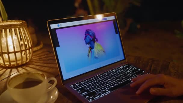 February 2023 Mirissa Sri Lanka Using Lets Enhance Laptop Woman — ストック動画