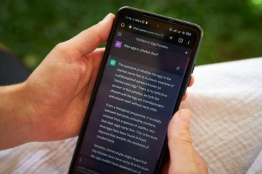 5 Şubat 2023, Mirissa, Sri Lanka. Telefonda OpenAI Chat GPT kullanılıyor. Bir kadın yapay zekayla sohbet ediyor. Sinir ağı dili Mirissa 'yı çevrimiçi olarak test ediyor. GPT yakın çekim yoluyla yapay zeka ile insan görüşmeleri
