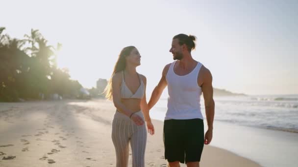 Jovem Casal Feliz Biracial Caminhando Praia Juntos Desfrutando Tiro Frontal — Vídeo de Stock