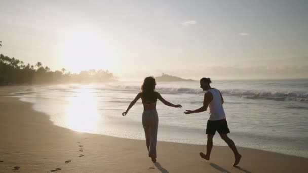 Jovem Casal Feliz Mãos Dadas Correndo Brincando Praia Juntos Desfrutando — Vídeo de Stock