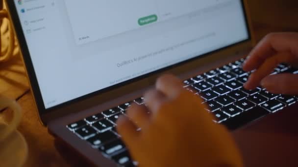 2023 스리랑카 Quillbot 노트북에 사용하는 것입니다 여성은 인공지능을 텍스트를 바꿉니다 — 비디오